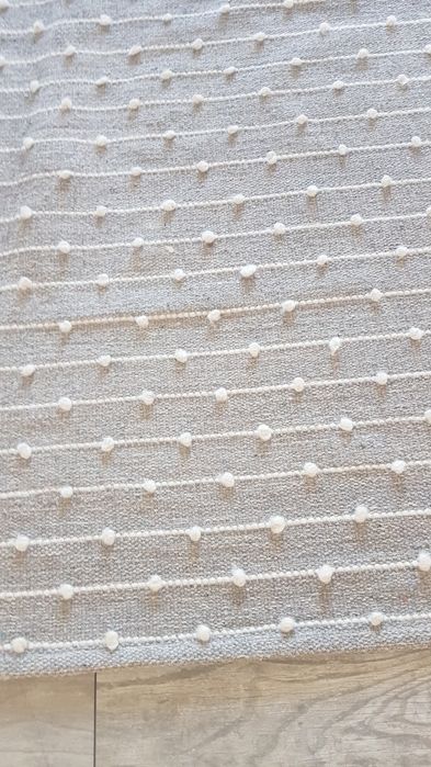 Dywan szary w białe kulki