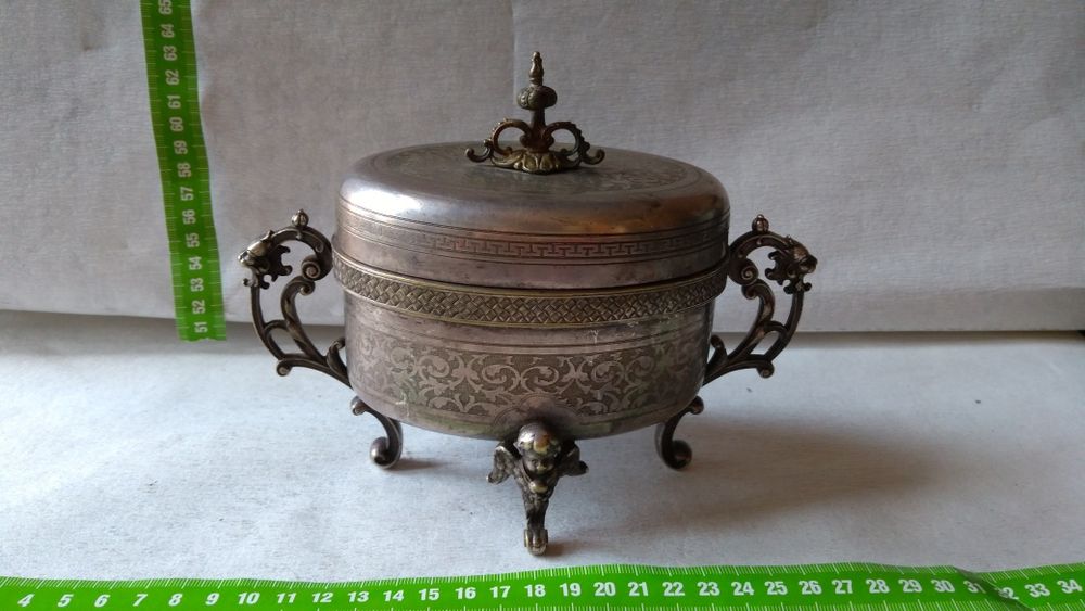 Cukiernica platerowa syg. Fraget w cenie 1500 zł