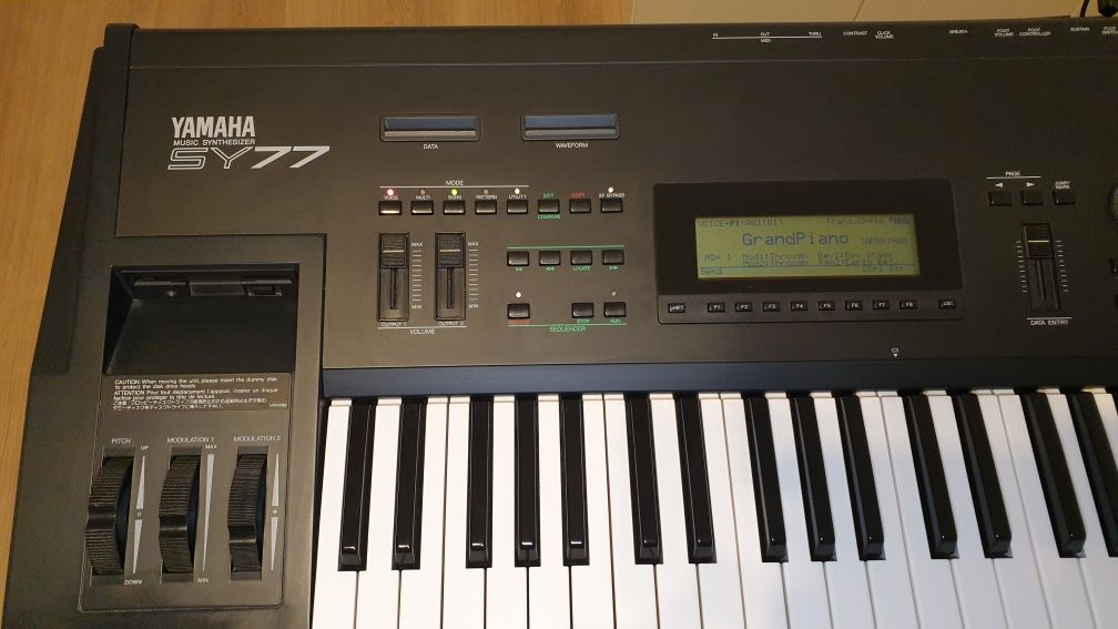 Syntezator Yamaha SY77