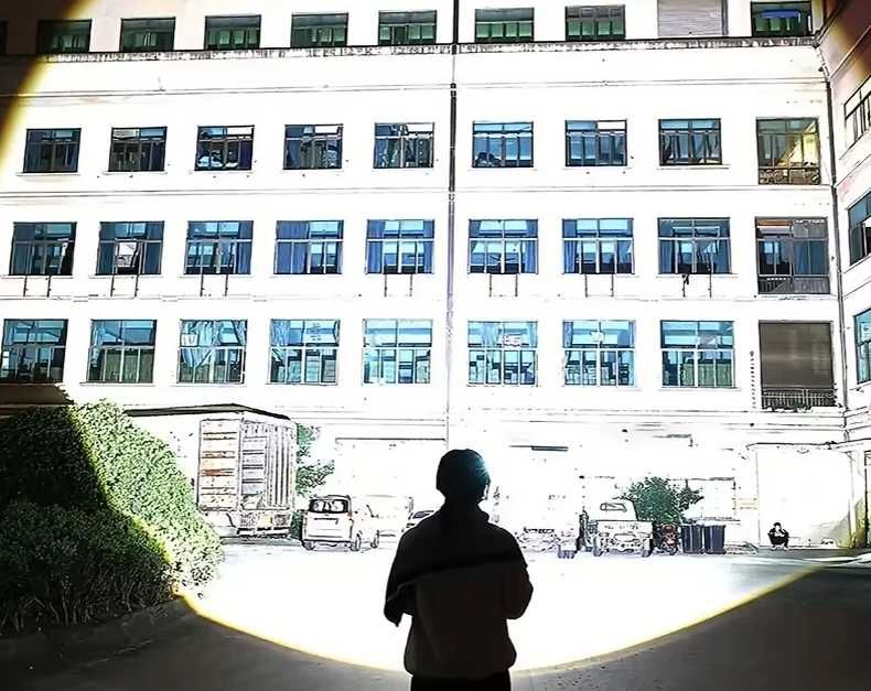 Мощный светодиодный фонарик с большим радиусом действия.