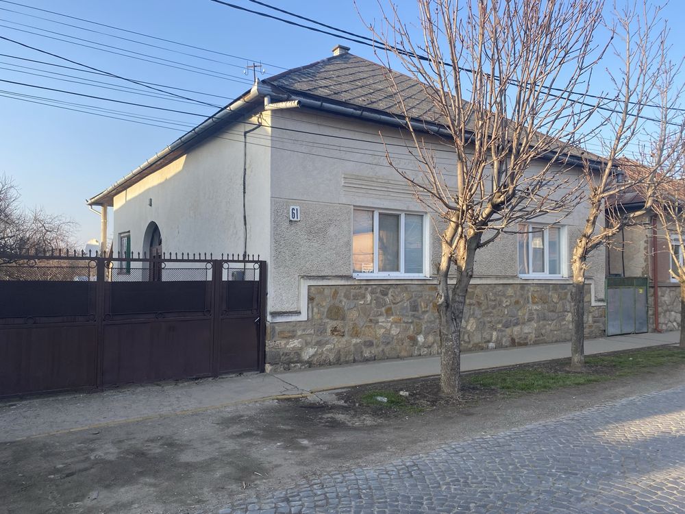 Будинок в Берегові., зн. між 2 термал басейнами, все блисько центр ,