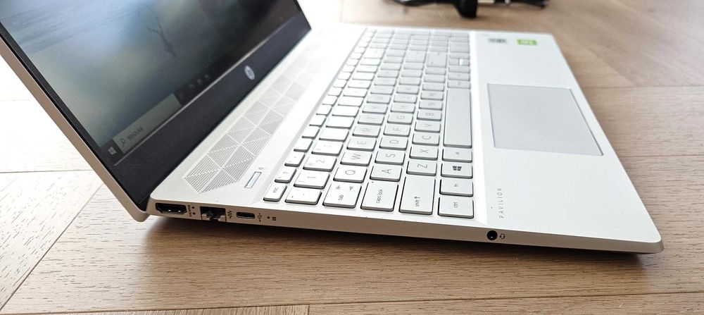 LAPTOP HP Pavilion, jak nowy, biały, edycja limitowana, piękny