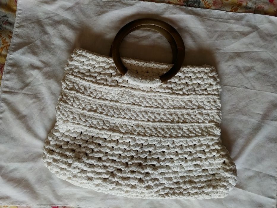 Malas feitas manualmente em tricot