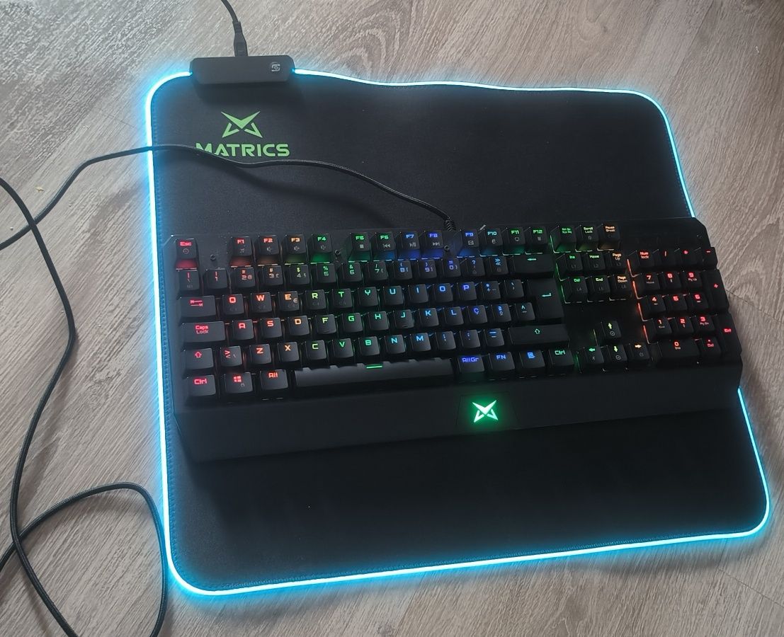 Teclado RGB e tapete Matrics led cores