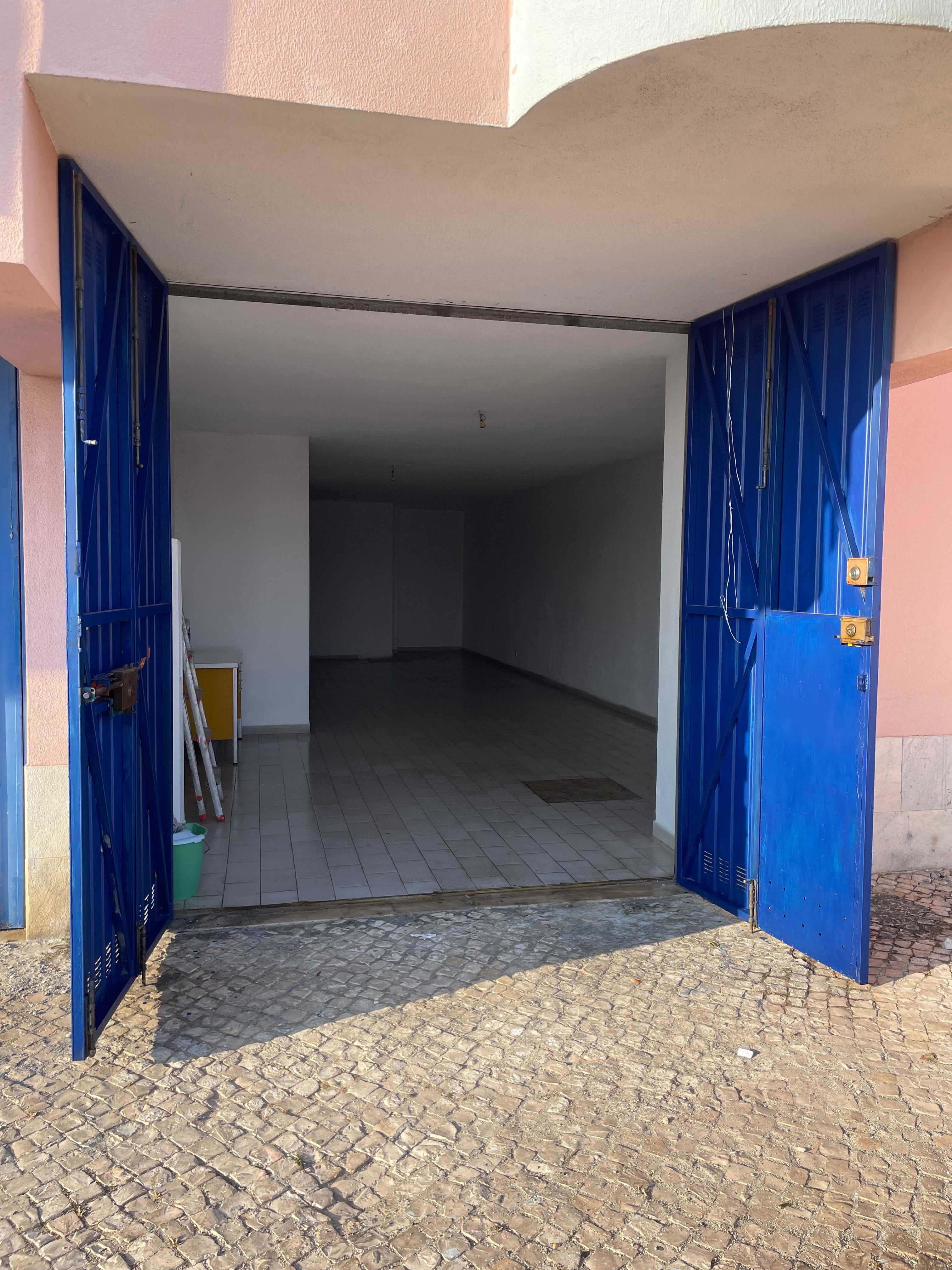 Garagem com acesso exterior e WC