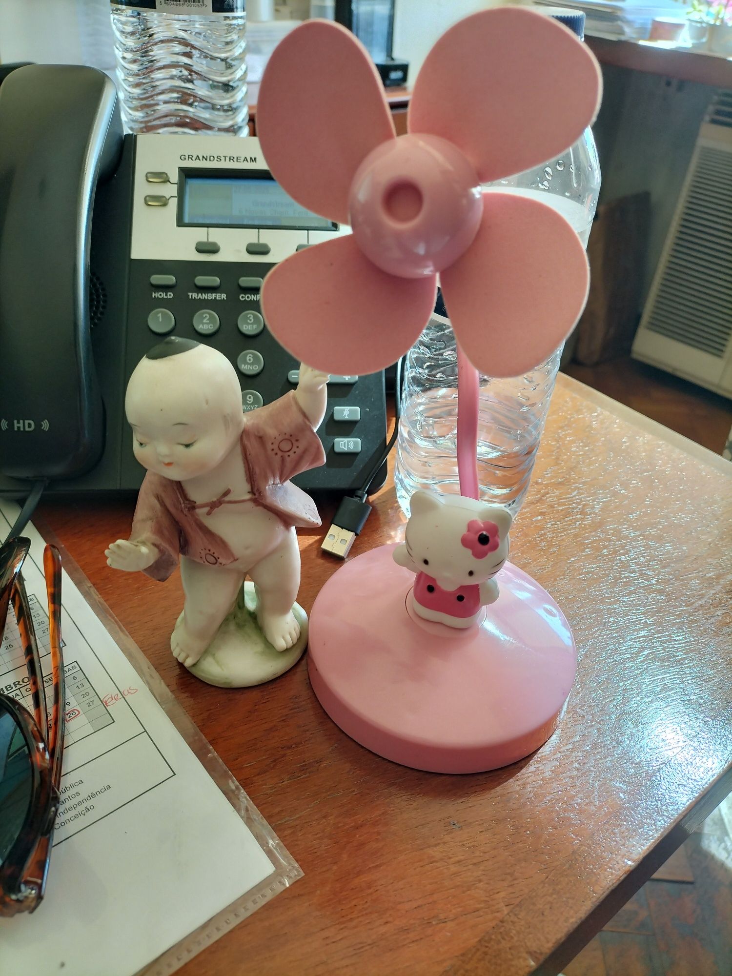 Ventoinha da hello Kitty e boneco de porcelana biscuit