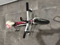 Bicicleta menina com rodinhas de apeendizagem