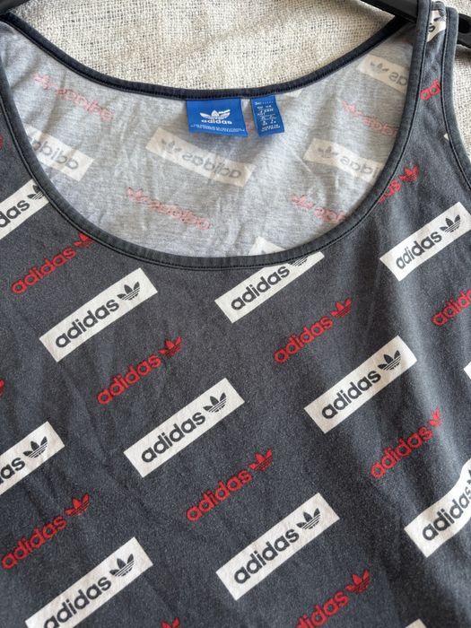 Kolorowa logowana koszulka sportowa adidas w bardzo dobrym stanie