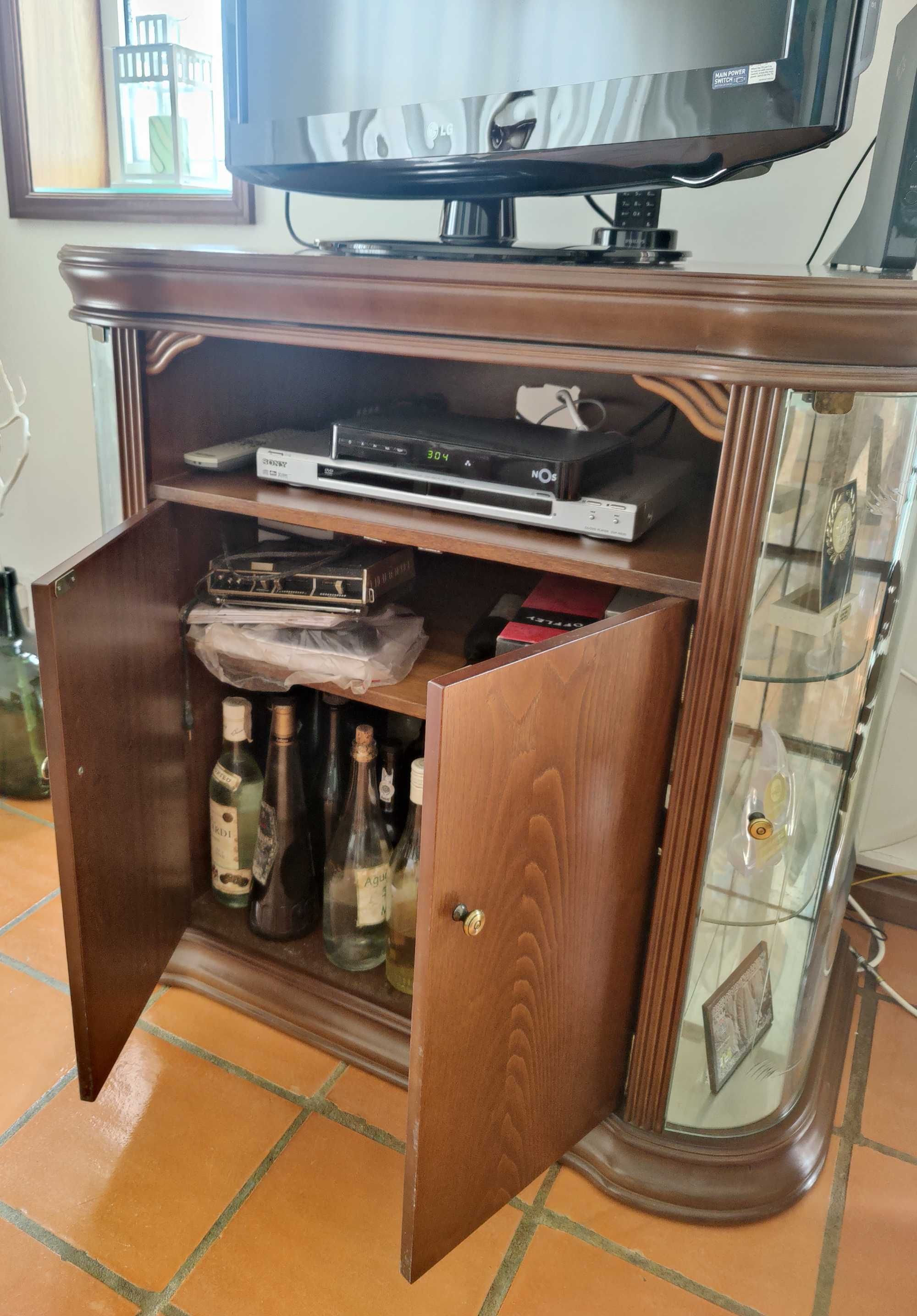 Móvel de TV madeira mogno com vitrine