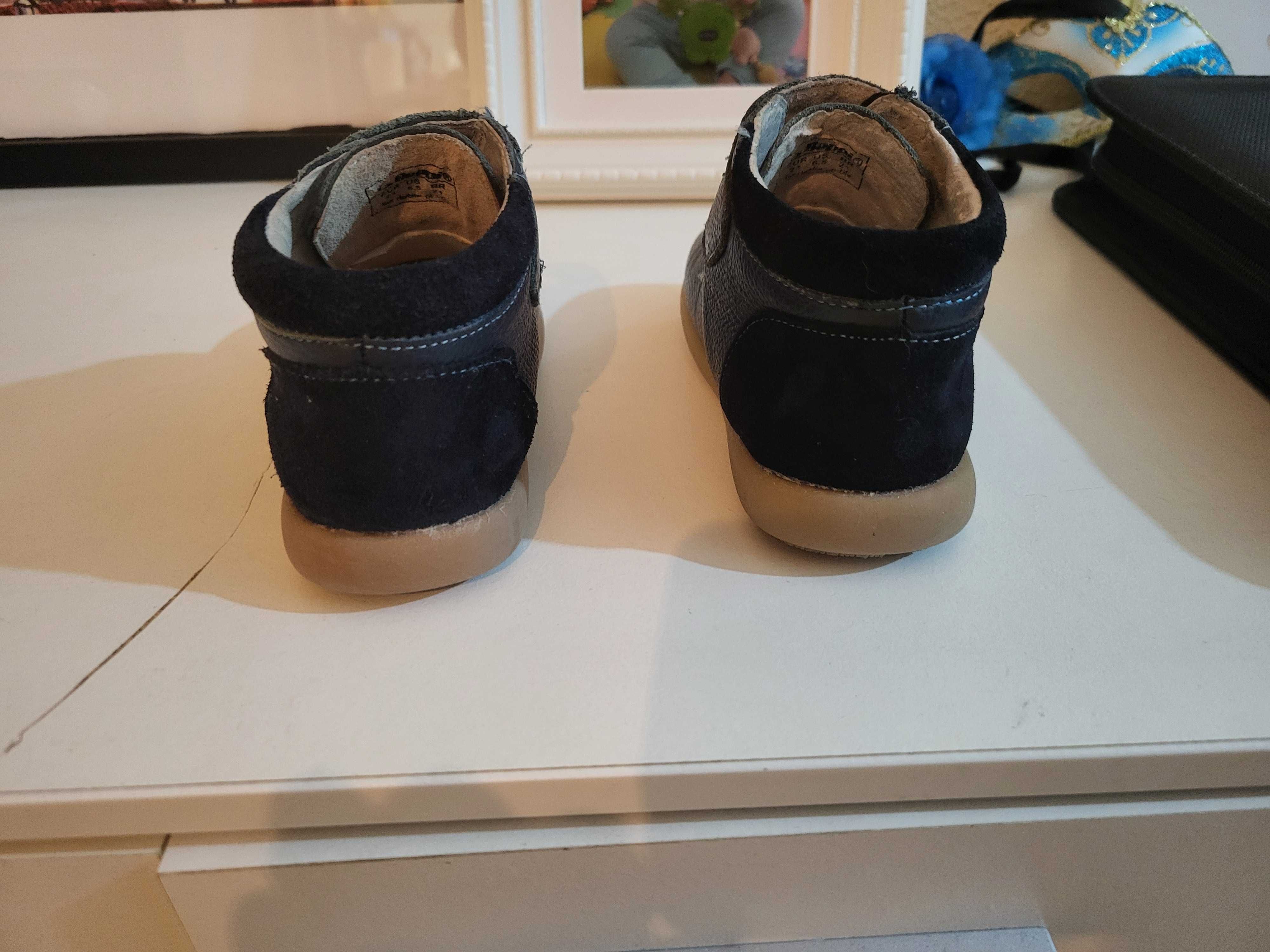 Sapato de criança em pele