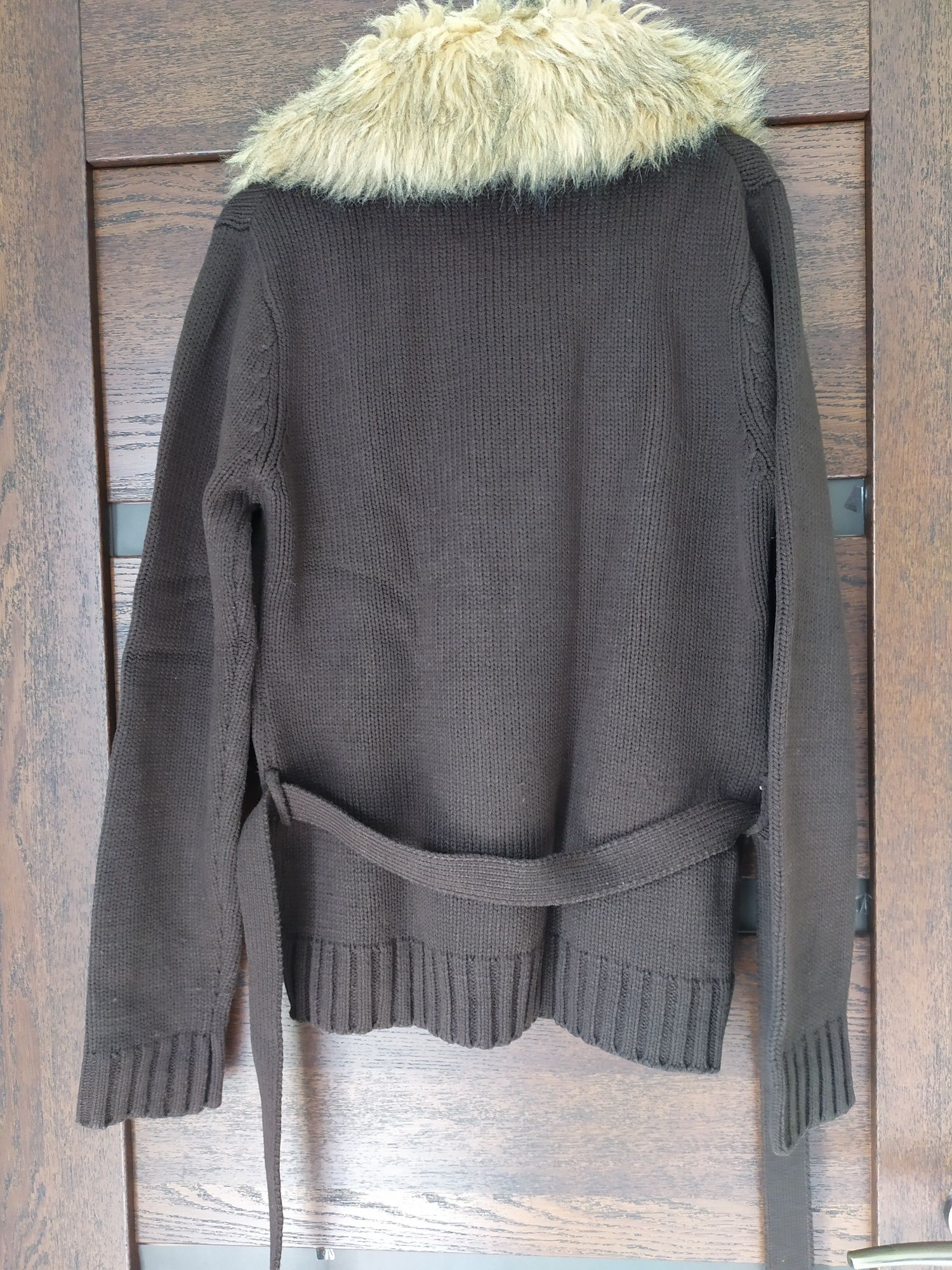 Ciepły sweter z kołnierzem futerko