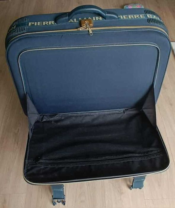 Duża walizka francuskiego projektanta Pierre Balmain