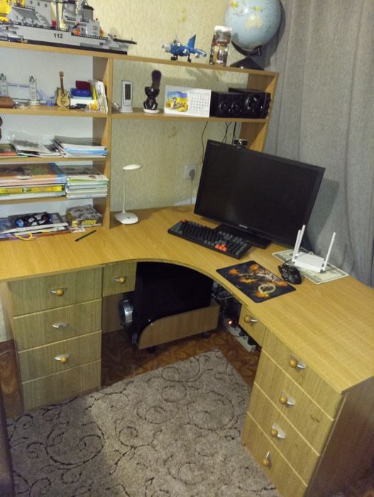 Продам комп'ютерний стіл.