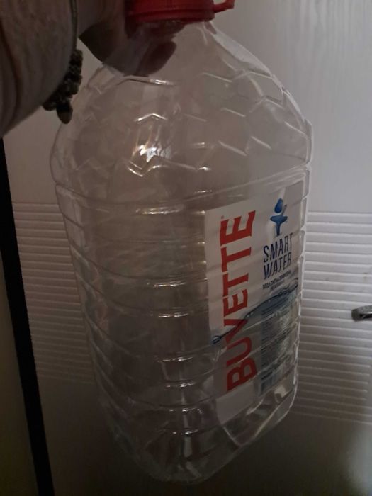 Отдам бесплатно бутыли 5-6 литров, есть штук 6-7. Только самовывоз