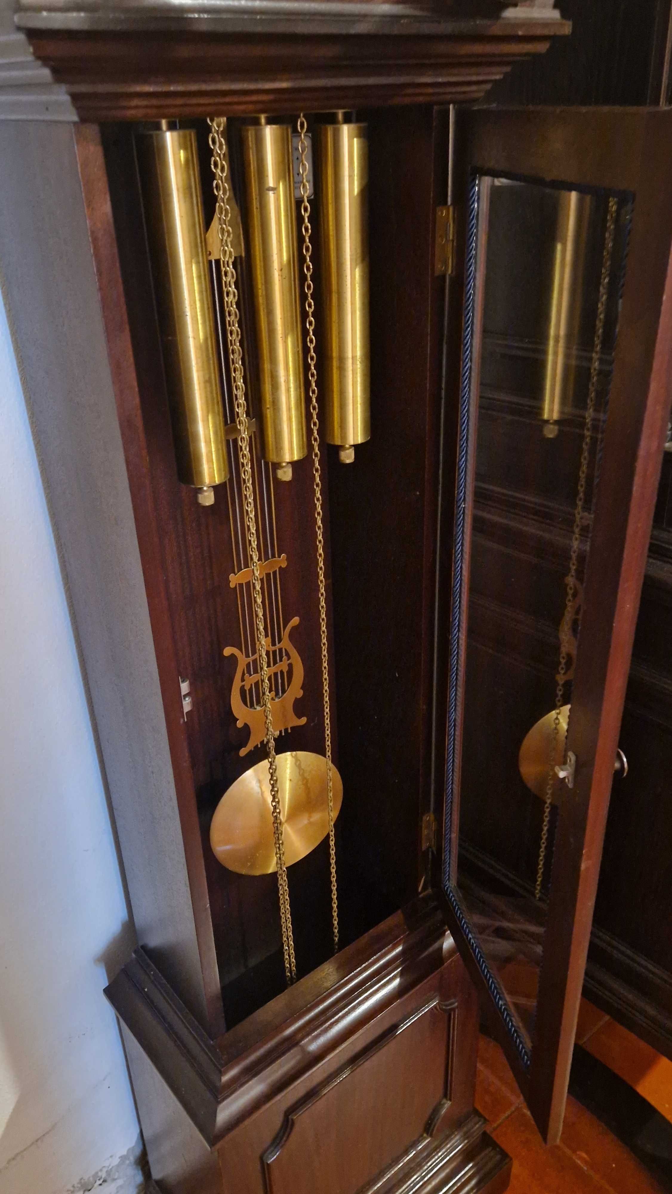 Relógio de Pé Alto Tempus Fugit