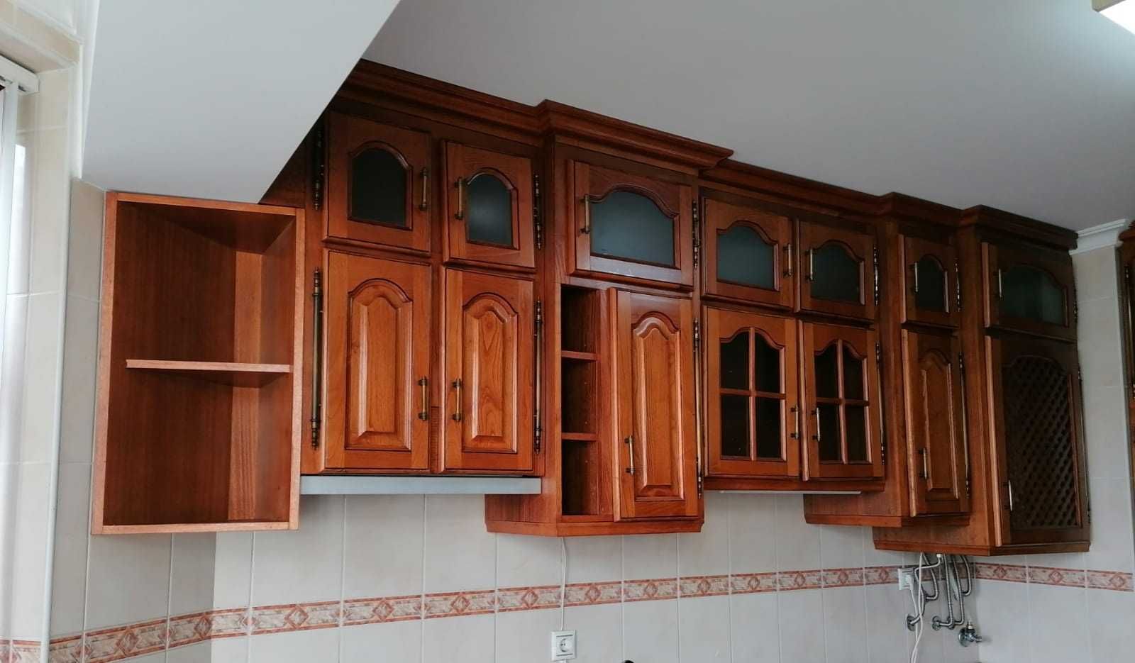 Vendo cozinha em madeira de castanho