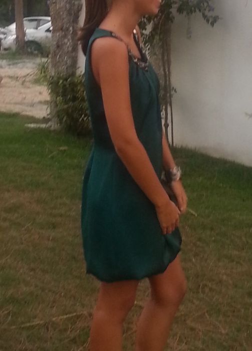 Vestido verde com pedras