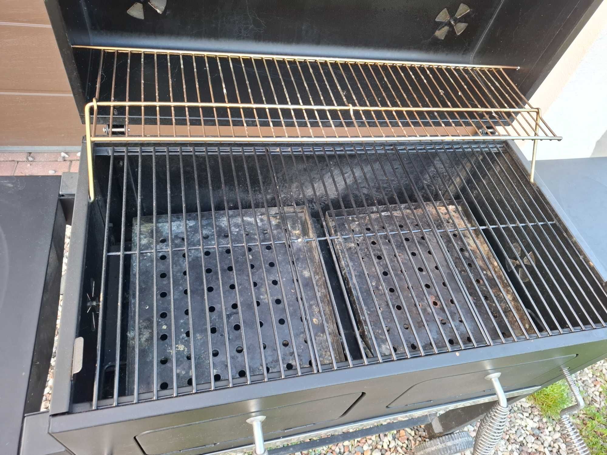 Duży grill węglowy