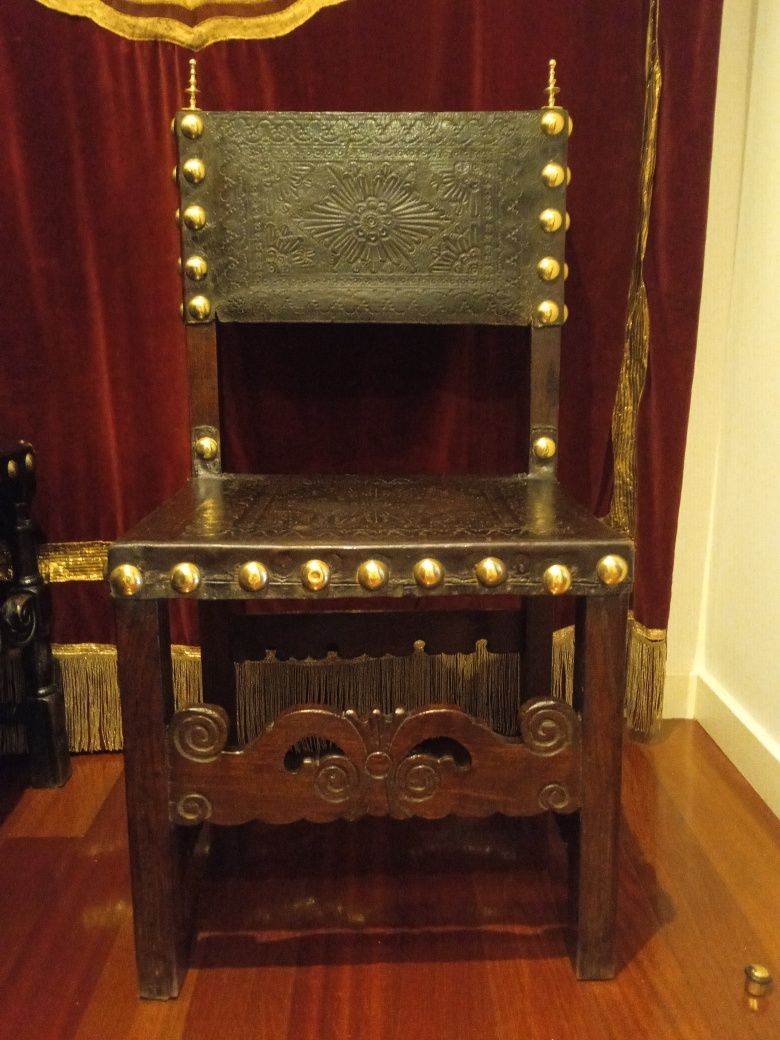 Par de cadeiras em carvalho com  couro lavrado do séc XVIi