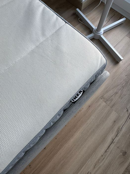 Cama com colchão Ikea