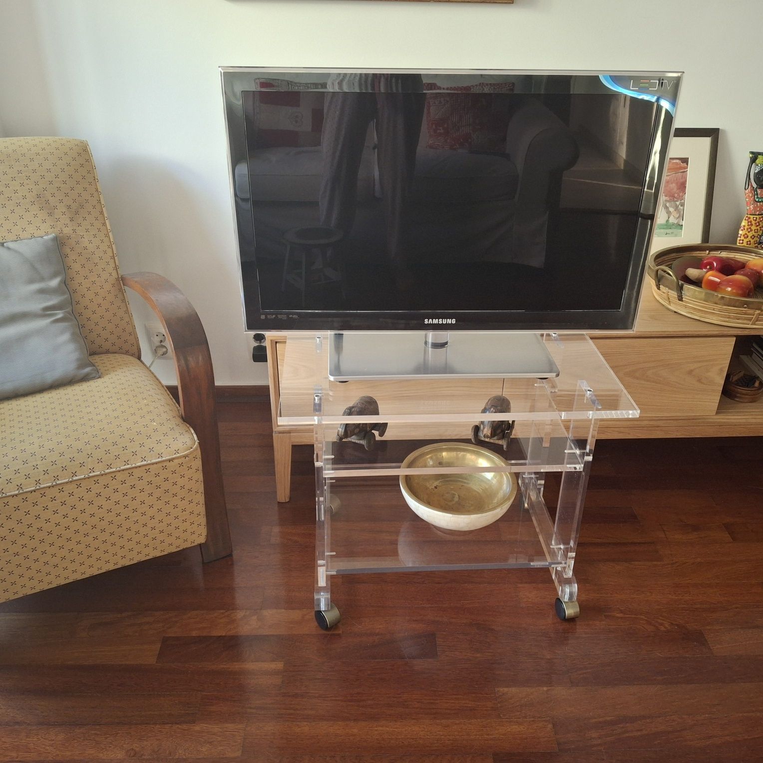 Mesa acrilica, quase nova para TV