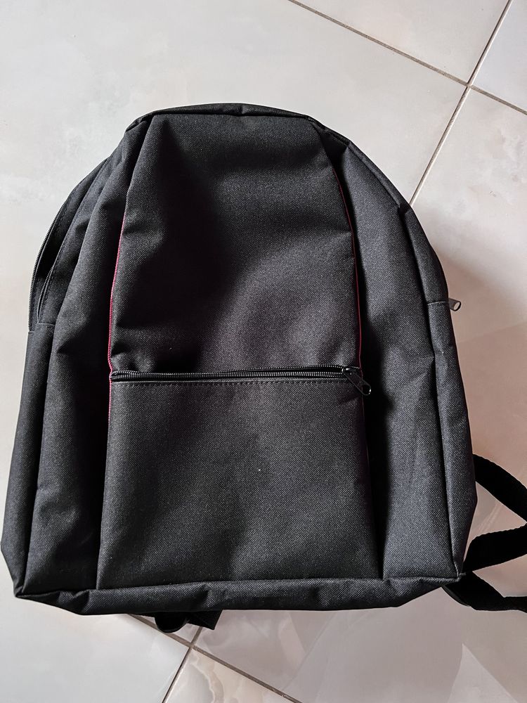 Czarny plecak do szkoły A4 sportowy