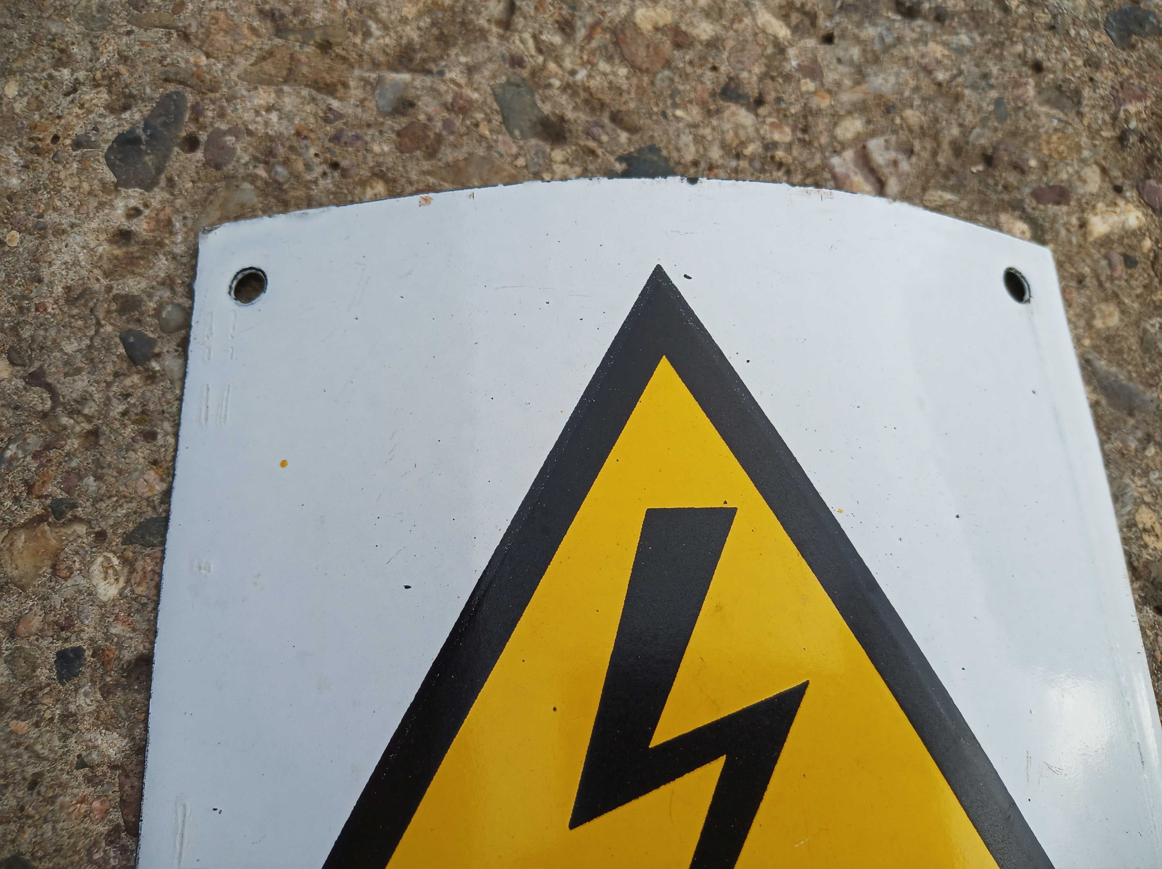 Stara tabliczka na słup Nie dotykać urządzenie elektryczne piorun