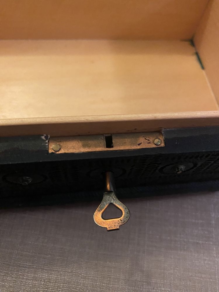 Drewniana kasetka zamykana na kluc