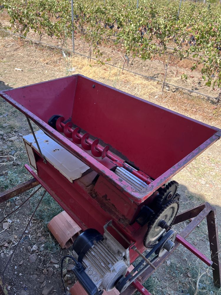 Maquina esmagadora de uva