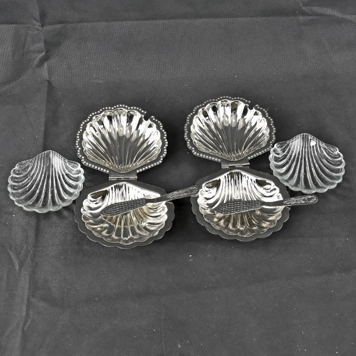 Par de manteigueiras em forma de concha com faca, em casquinha e vidro