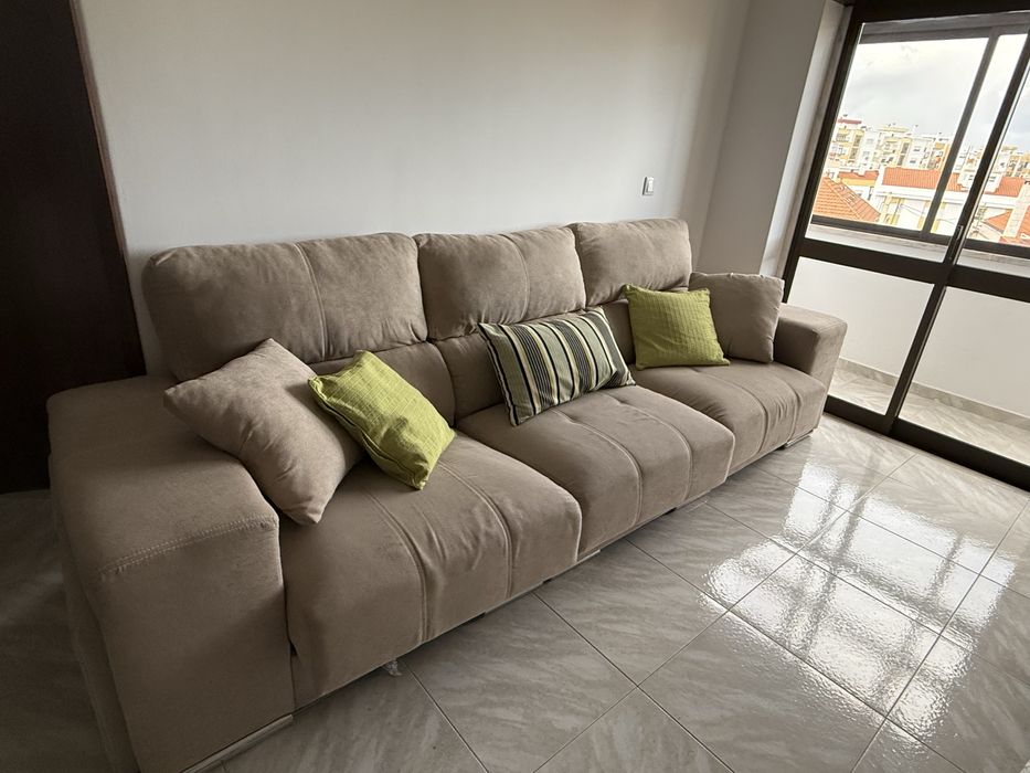 Sofá com chaise long + 4 pufes