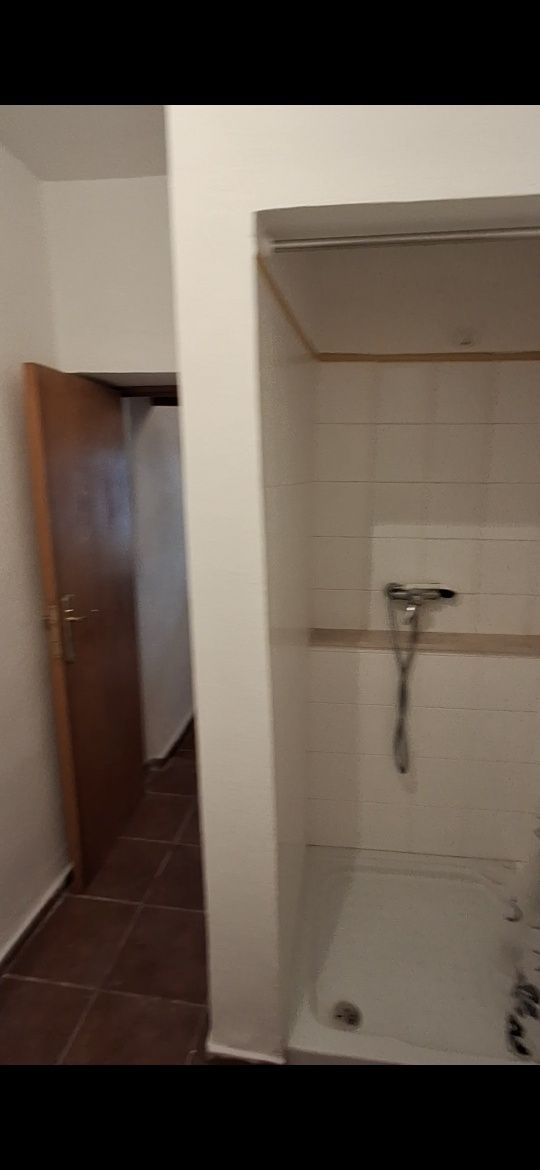 Aluga-se simpática moradia T1+1, mobilada, no centro de Fronteira