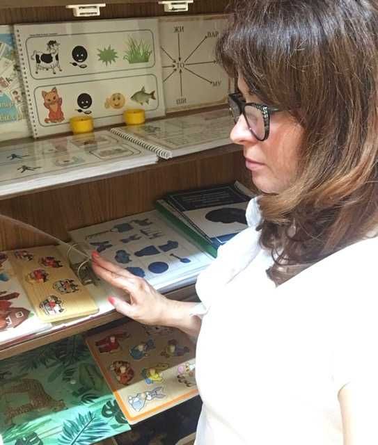 Логопед-дефектолог проводжу  індивідуальні заняття.