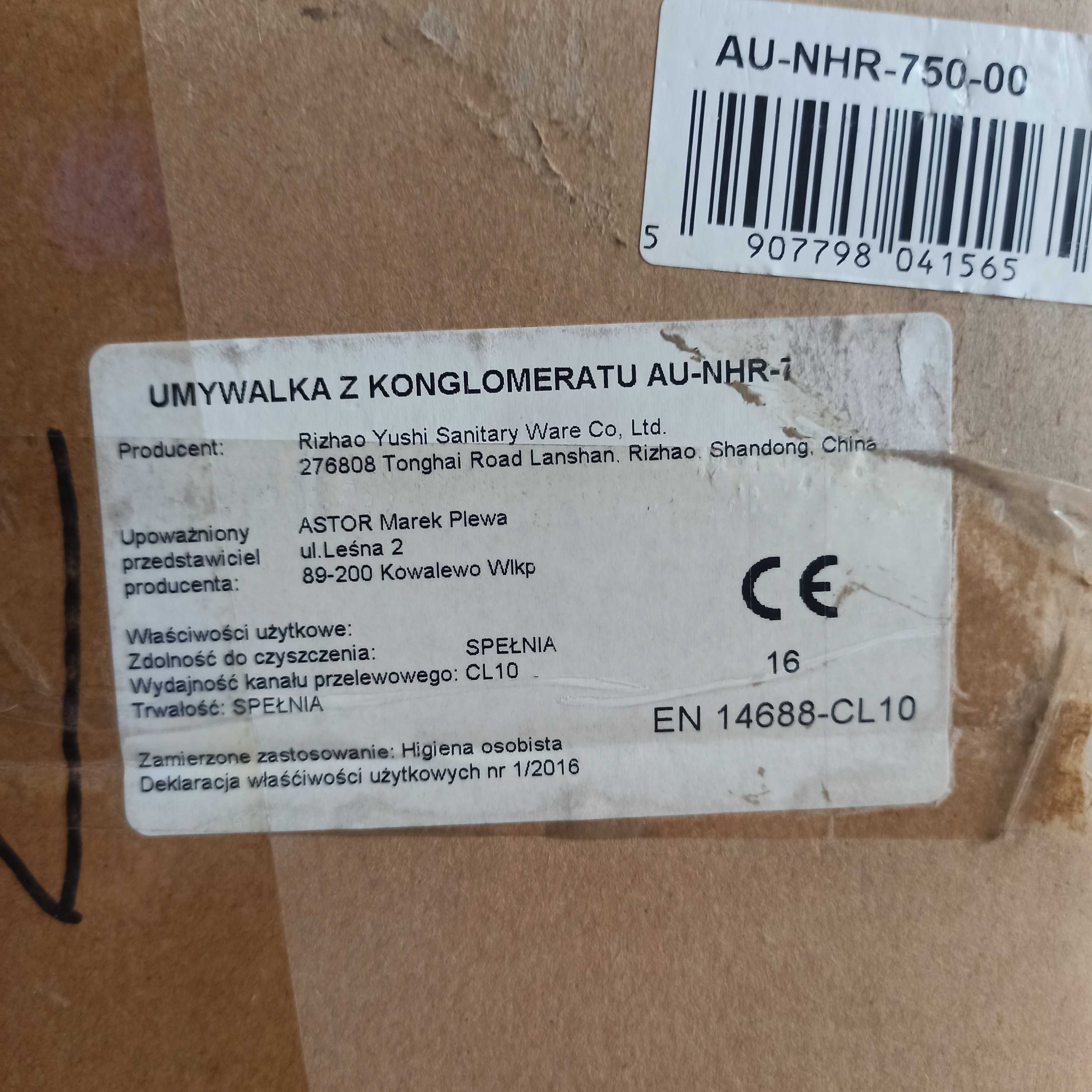 Nowa umywalka nablatowa z konglomeratu.