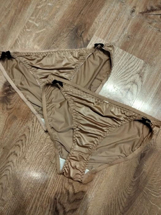 Різні в фото,шикарні трусики,атласні,трикотажні.Маю багато білизни.