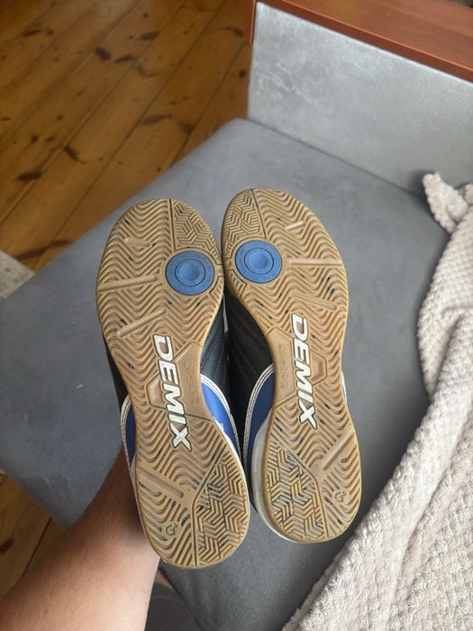 Продам футзалки demix