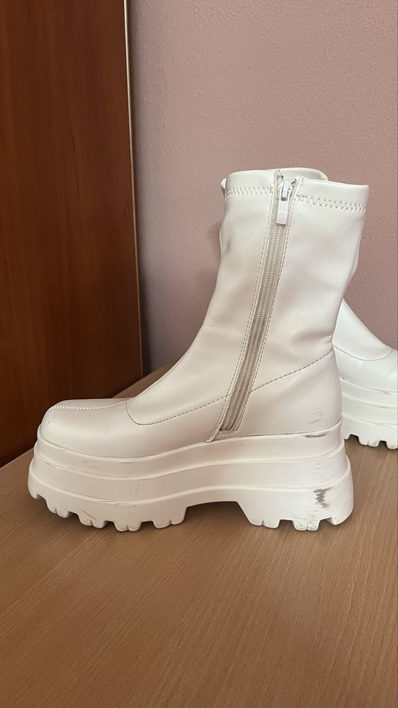 Демисезонные белые сапоги