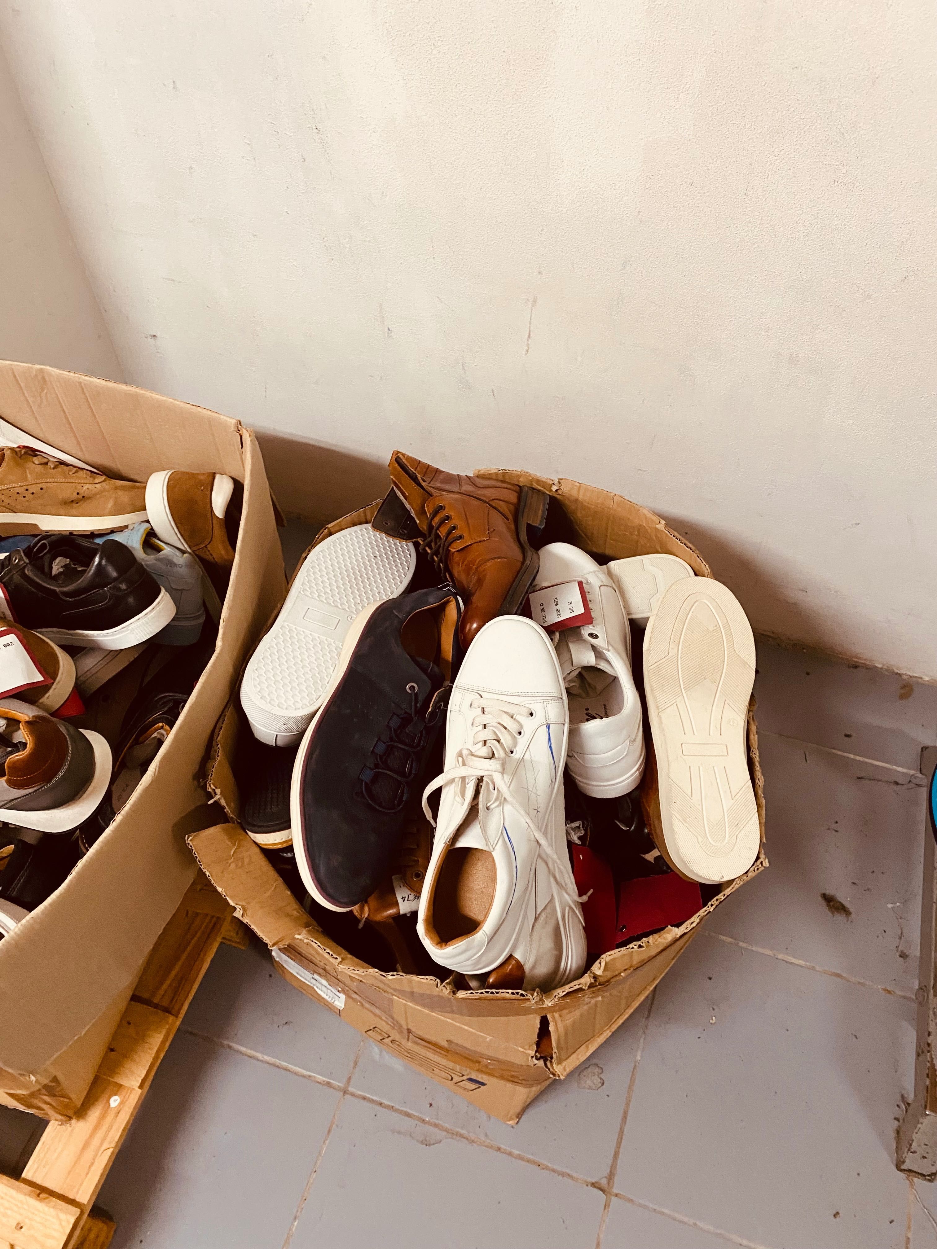315 sapatos, tenis e botas - um só pé! Modelos podem casar...