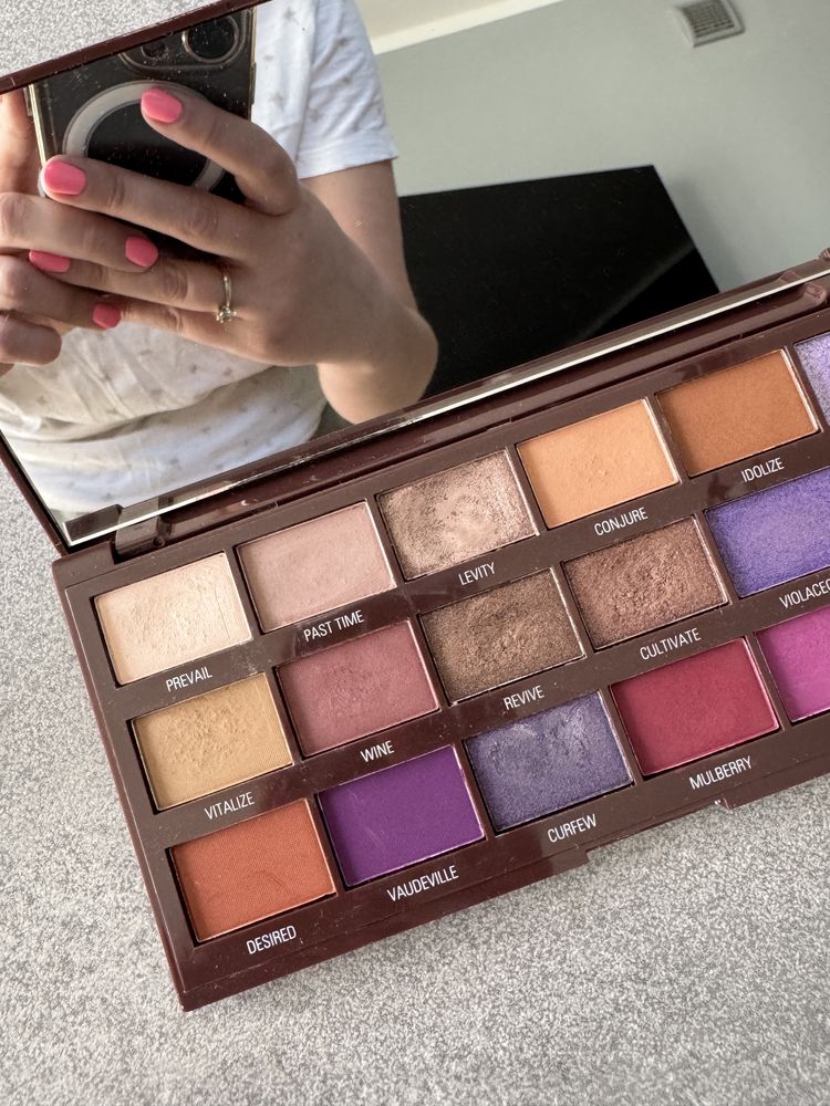 Makeup Revolution - Paletka cieni do powiek Chocolate Violet