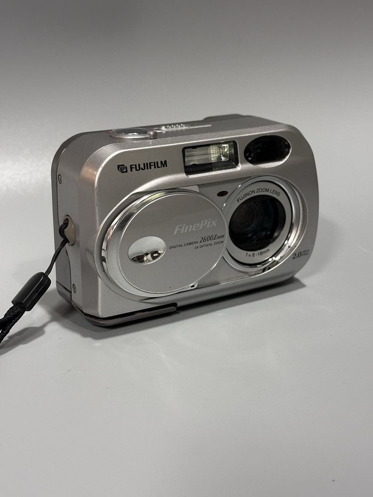 Aparat Cyfrowy Fujifilm Finepix 2600 2 MP 3X Zoom idealny stan Japan