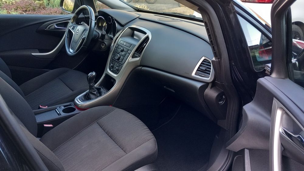 Opel Astra J 1.6 16v 115km stan BDB podgrzewane siedzenia i kierownica