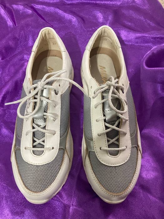 Жіночі кросівки на вузьку ногу