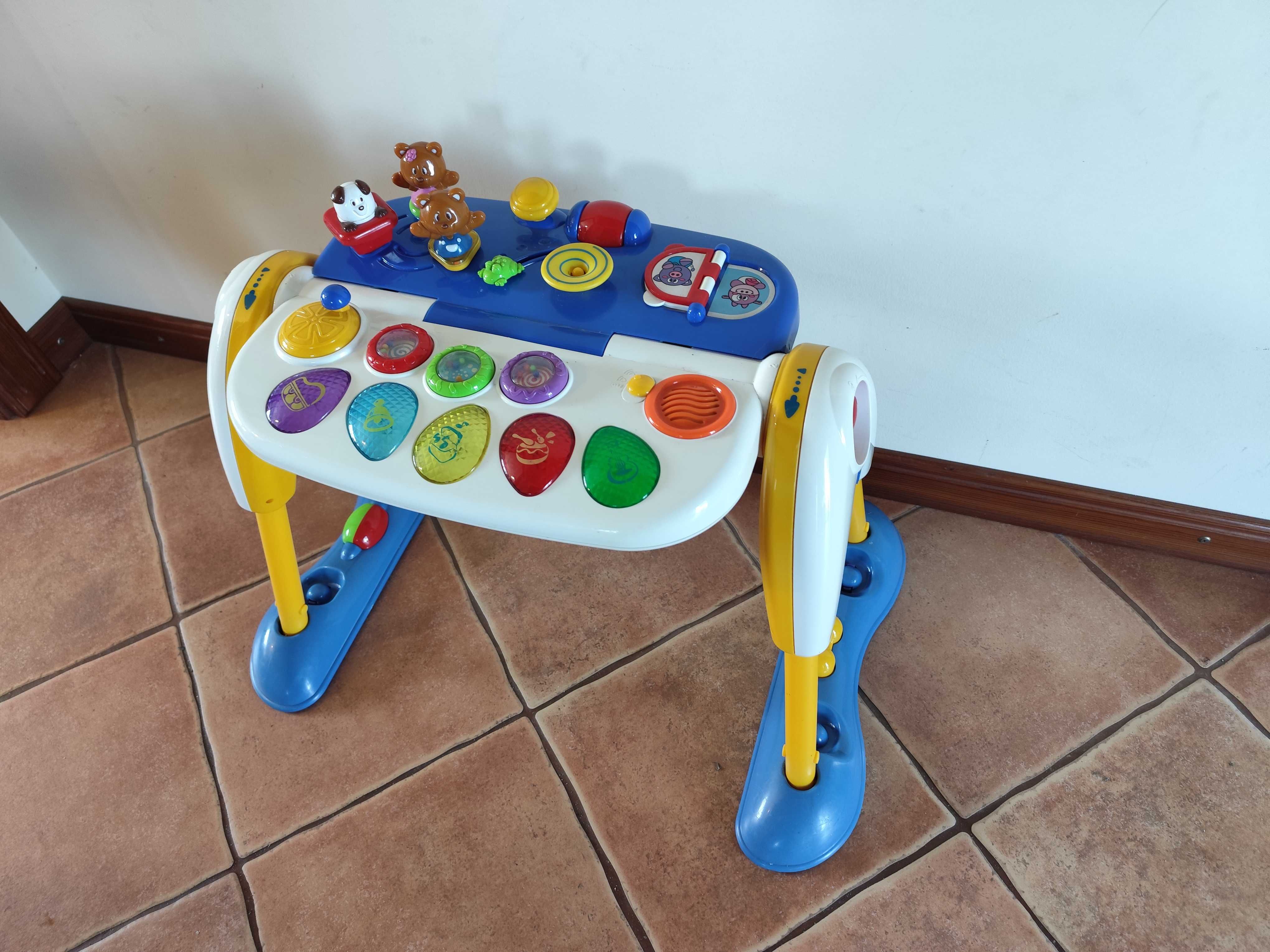 Mesa de actividades chicco com musicas e luzes.