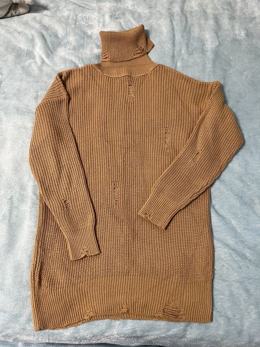 Вʼязана сукня з високою горловиною
