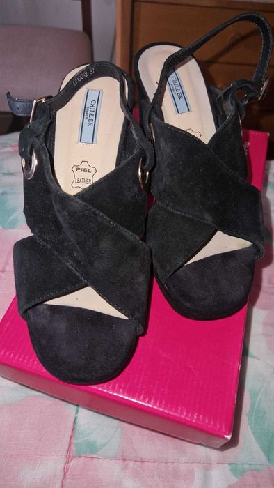 Sandálias pretas de cunha e camurça tamanho 37