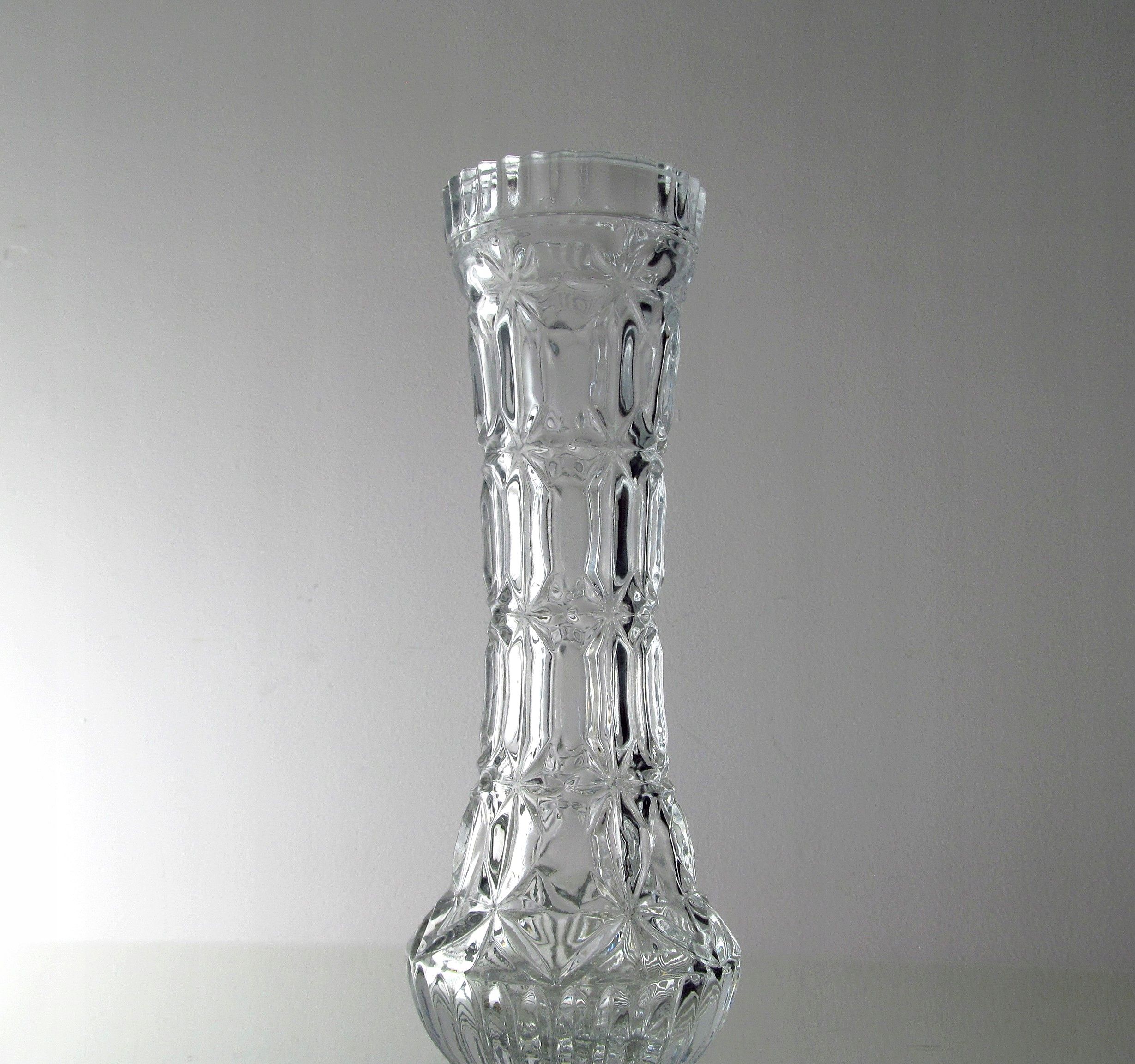piękny szklany prasowany wazon