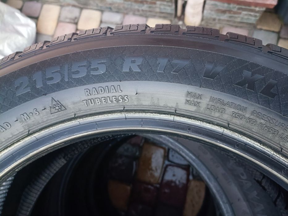 Комплект зимових шин 215/55 R17 XL