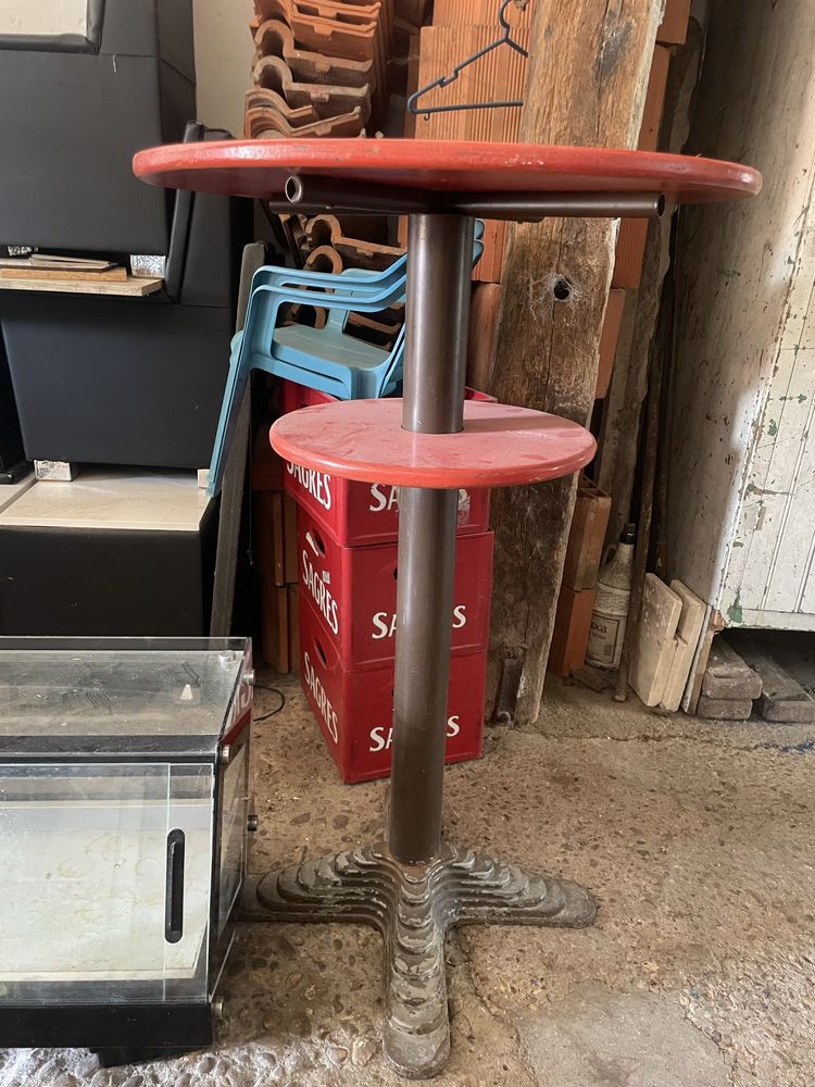 Mesa e cadeiras altas
