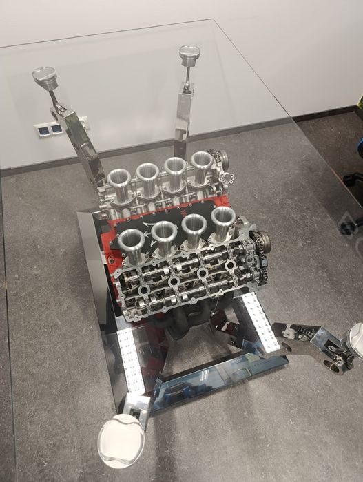 Stolik z duszą motoryzacji – unikatowe rękodzieło z silnika V6/V8
