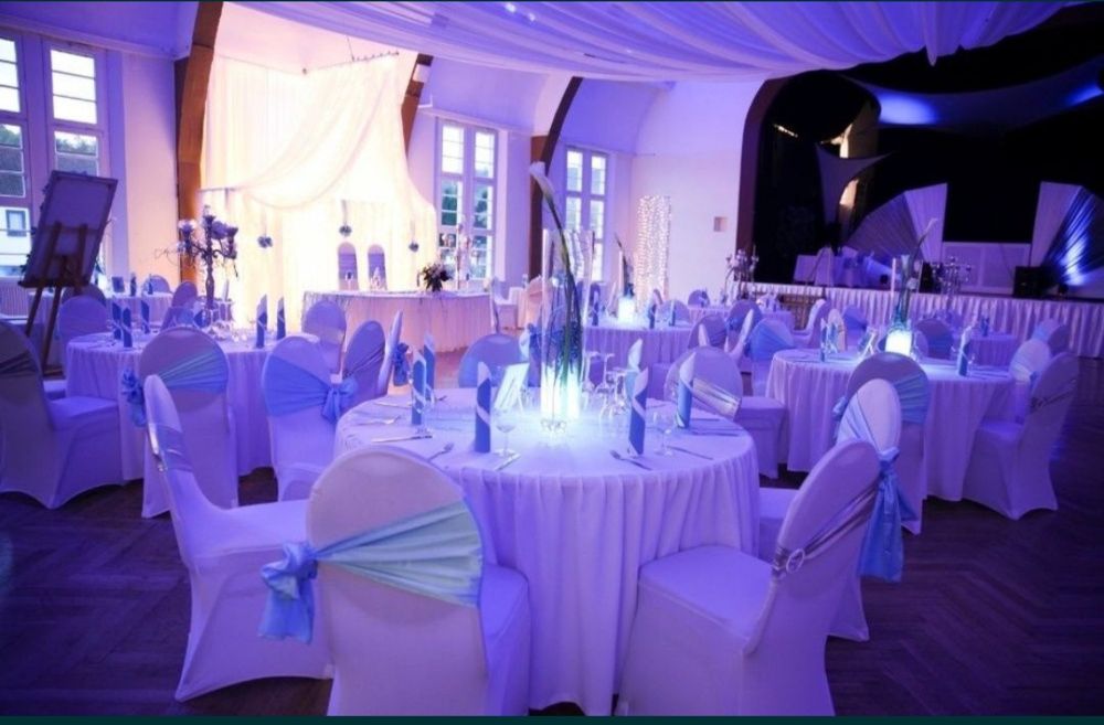 Beżowe pokrowce na krzesła elastyczny materiał